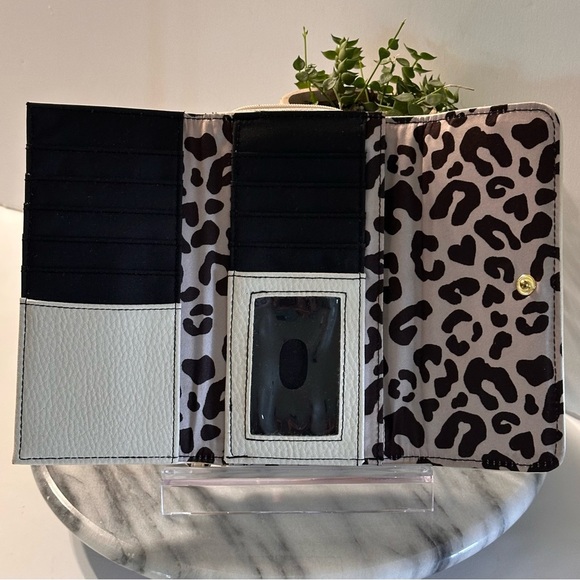 Jessica Simpson Cream Wallet with Gold-Tone Bow and Credit Card Slips - Picture 15 of 16